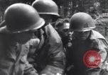 Image Medic a tendance à blessé un soldat américain Wegscheid Allemagne, 1945, de la seconde 37 séquences d'archives historiques vidéo 65675075891