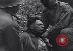 Image Medic a tendance à blessé un soldat américain Wegscheid Allemagne, 1945, de la seconde 38 séquences d'archives historiques vidéo 65675075891