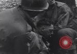 Image Medic a tendance à blessé un soldat américain Wegscheid Allemagne, 1945, de la seconde 39 séquences d'archives historiques vidéo 65675075891