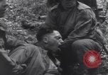 Image Medic a tendance à blessé un soldat américain Wegscheid Allemagne, 1945, de la seconde 41 séquences d'archives historiques vidéo 65675075891
