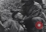 Image Medic a tendance à blessé un soldat américain Wegscheid Allemagne, 1945, de la seconde 42 séquences d'archives historiques vidéo 65675075891
