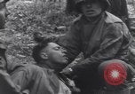 Image Medic a tendance à blessé un soldat américain Wegscheid Allemagne, 1945, de la seconde 43 séquences d'archives historiques vidéo 65675075891