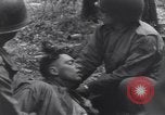 Image Medic a tendance à blessé un soldat américain Wegscheid Allemagne, 1945, de la seconde 44 séquences d'archives historiques vidéo 65675075891