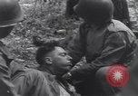 Image Medic a tendance à blessé un soldat américain Wegscheid Allemagne, 1945, de la seconde 45 séquences d'archives historiques vidéo 65675075891