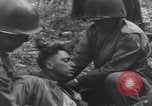 Image Medic a tendance à blessé un soldat américain Wegscheid Allemagne, 1945, de la seconde 46 séquences d'archives historiques vidéo 65675075891