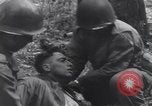 Image Medic a tendance à blessé un soldat américain Wegscheid Allemagne, 1945, de la seconde 47 séquences d'archives historiques vidéo 65675075891