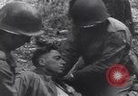 Image Medic a tendance à blessé un soldat américain Wegscheid Allemagne, 1945, de la seconde 48 séquences d'archives historiques vidéo 65675075891