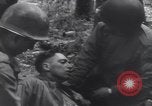 Image Medic a tendance à blessé un soldat américain Wegscheid Allemagne, 1945, de la seconde 49 séquences d'archives historiques vidéo 65675075891