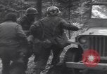 Image Medic a tendance à blessé un soldat américain Wegscheid Allemagne, 1945, de la seconde 52 séquences d'archives historiques vidéo 65675075891