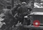 Image Medic a tendance à blessé un soldat américain Wegscheid Allemagne, 1945, de la seconde 53 séquences d'archives historiques vidéo 65675075891
