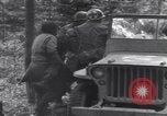Image Medic a tendance à blessé un soldat américain Wegscheid Allemagne, 1945, de la seconde 54 séquences d'archives historiques vidéo 65675075891