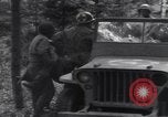 Image Medic a tendance à blessé un soldat américain Wegscheid Allemagne, 1945, de la seconde 55 séquences d'archives historiques vidéo 65675075891