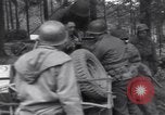 Image Medic a tendance à blessé un soldat américain Wegscheid Allemagne, 1945, de la seconde 56 séquences d'archives historiques vidéo 65675075891