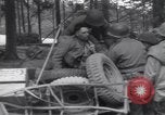 Image Medic a tendance à blessé un soldat américain Wegscheid Allemagne, 1945, de la seconde 58 séquences d'archives historiques vidéo 65675075891