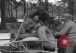Image Medic a tendance à blessé un soldat américain Wegscheid Allemagne, 1945, de la seconde 60 séquences d'archives historiques vidéo 65675075891