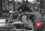 Image Medic a tendance à blessé un soldat américain Wegscheid Allemagne, 1945, de la seconde 61 séquences d'archives historiques vidéo 65675075891