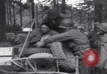 Image Medic a tendance à blessé un soldat américain Wegscheid Allemagne, 1945, de la seconde 62 séquences d'archives historiques vidéo 65675075891
