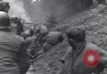 Immagine di Ferito US Soldier Tank equipaggio seconda guerra mondiale Wegscheid Germania, 1945, secondo 36 filmato di repertorio 65675075892