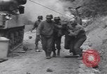Immagine di Ferito US Soldier Tank equipaggio seconda guerra mondiale Wegscheid Germania, 1945, secondo 46 filmato di repertorio 65675075892