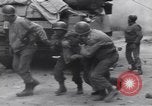 Immagine di Ferito US Soldier Tank equipaggio seconda guerra mondiale Wegscheid Germania, 1945, secondo 48 filmato di repertorio 65675075892