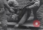 Immagine di Ferito US Soldier Tank equipaggio seconda guerra mondiale Wegscheid Germania, 1945, secondo 51 filmato di repertorio 65675075892