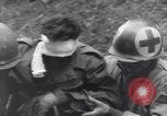 Immagine di Ferito US Soldier Tank equipaggio seconda guerra mondiale Wegscheid Germania, 1945, secondo 59 filmato di repertorio 65675075892