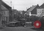 Immagine di I civili ritornano alle loro case Hinsbeck Germania, 1945, secondo 5 filmato di repertorio 65675075901