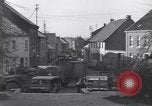 Immagine di I civili ritornano alle loro case Hinsbeck Germania, 1945, secondo 7 filmato di repertorio 65675075901