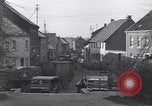 Immagine di I civili ritornano alle loro case Hinsbeck Germania, 1945, secondo 8 filmato di repertorio 65675075901