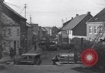 Immagine di I civili ritornano alle loro case Hinsbeck Germania, 1945, secondo 11 filmato di repertorio 65675075901