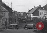 Immagine di I civili ritornano alle loro case Hinsbeck Germania, 1945, secondo 12 filmato di repertorio 65675075901