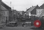 Immagine di I civili ritornano alle loro case Hinsbeck Germania, 1945, secondo 14 filmato di repertorio 65675075901