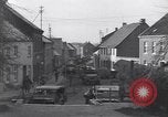 Immagine di I civili ritornano alle loro case Hinsbeck Germania, 1945, secondo 15 filmato di repertorio 65675075901