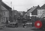 Immagine di I civili ritornano alle loro case Hinsbeck Germania, 1945, secondo 16 filmato di repertorio 65675075901