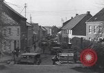 Immagine di I civili ritornano alle loro case Hinsbeck Germania, 1945, secondo 17 filmato di repertorio 65675075901