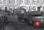 Immagine di I civili ritornano alle loro case Hinsbeck Germania, 1945, secondo 20 filmato di repertorio 65675075901