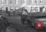 Immagine di I civili ritornano alle loro case Hinsbeck Germania, 1945, secondo 21 filmato di repertorio 65675075901