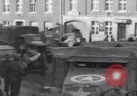 Immagine di I civili ritornano alle loro case Hinsbeck Germania, 1945, secondo 28 filmato di repertorio 65675075901