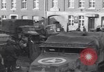 Immagine di I civili ritornano alle loro case Hinsbeck Germania, 1945, secondo 29 filmato di repertorio 65675075901