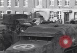 Immagine di I civili ritornano alle loro case Hinsbeck Germania, 1945, secondo 30 filmato di repertorio 65675075901