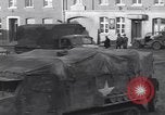 Immagine di I civili ritornano alle loro case Hinsbeck Germania, 1945, secondo 33 filmato di repertorio 65675075901
