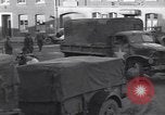 Immagine di I civili ritornano alle loro case Hinsbeck Germania, 1945, secondo 38 filmato di repertorio 65675075901