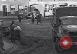 Immagine di I civili ritornano alle loro case Hinsbeck Germania, 1945, secondo 44 filmato di repertorio 65675075901