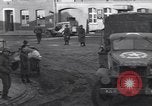 Immagine di I civili ritornano alle loro case Hinsbeck Germania, 1945, secondo 45 filmato di repertorio 65675075901