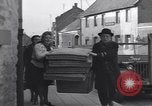 Immagine di I civili ritornano alle loro case Hinsbeck Germania, 1945, secondo 56 filmato di repertorio 65675075901