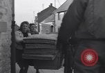 Immagine di I civili ritornano alle loro case Hinsbeck Germania, 1945, secondo 57 filmato di repertorio 65675075901