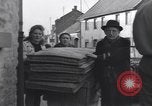 Immagine di I civili ritornano alle loro case Hinsbeck Germania, 1945, secondo 58 filmato di repertorio 65675075901