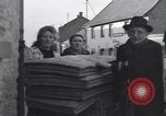 Immagine di I civili ritornano alle loro case Hinsbeck Germania, 1945, secondo 59 filmato di repertorio 65675075901
