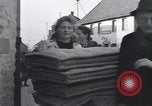Immagine di I civili ritornano alle loro case Hinsbeck Germania, 1945, secondo 60 filmato di repertorio 65675075901