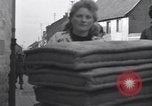 Immagine di I civili ritornano alle loro case Hinsbeck Germania, 1945, secondo 61 filmato di repertorio 65675075901